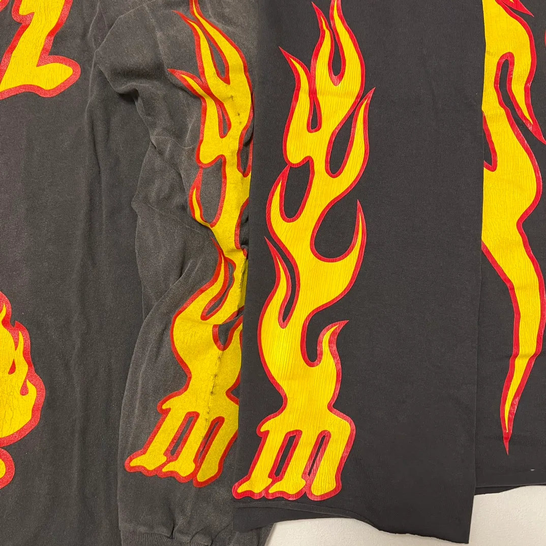 Authentic sample. Don’t buy products made from pictures. SAINT Mxxxxxx LS TEE/SOUL ON FIRE/BLK Soul Flame/Flame Long Sleeve. Washed Black S-XL. Look for cylindrical fabrics without side seams. Don’t buy open-width ones anymore. It’s boring.